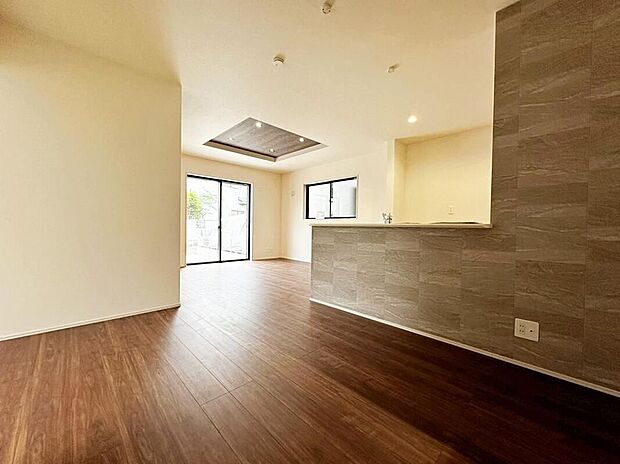 ☆Living　Room☆広くて明るいＬＤＫ♪心地の良い光が全体を包みます！ また、くつろげるリビングが広く確保されているため、ご家族皆様の笑顔が溢れます。