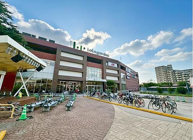 【ララガーデン】大型ショッピングモールまで車で3分♪
スーパー、家具店、飲食店などが立ち並ぶ商業施設。
普段のお買い物から新生活の準備も、ここで揃えられそう♪