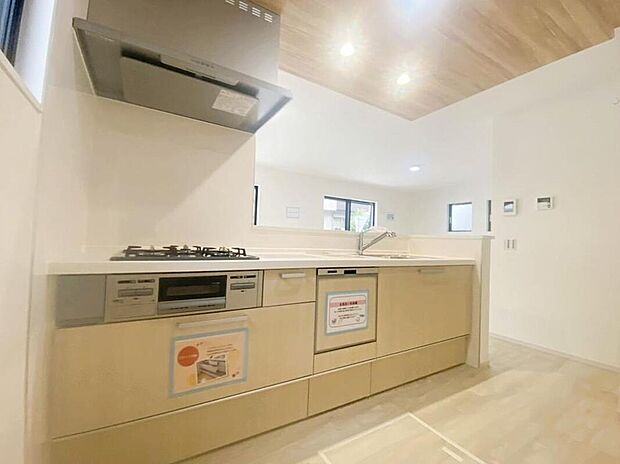 ☆System　Kitchen☆
キッチンからのママ目線はコチラ♪キッチンは開放感もありリビング全体が見渡せますね♪広くて明るいキッチンは大変使いやすくなっております。