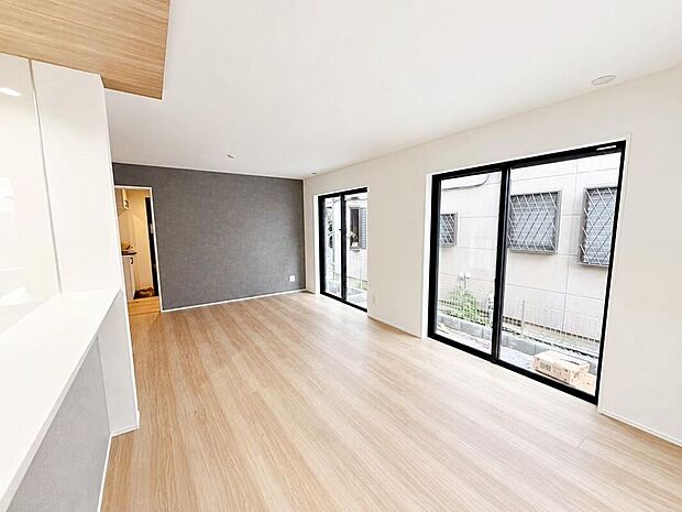 ☆Living Room☆広くて明るいLDK♪心地の良い光が全体を包みます! また、くつろげるリビングが広く確保されているため、ご家族皆様の笑顔が溢れます。