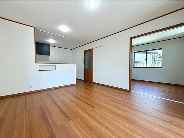 ☆Living Room☆
広くて明るいLDK♪心地の良い光が全体を包みます! また、くつろげるリビングが広く確保されているため、ご家族皆様の笑顔が溢れます。