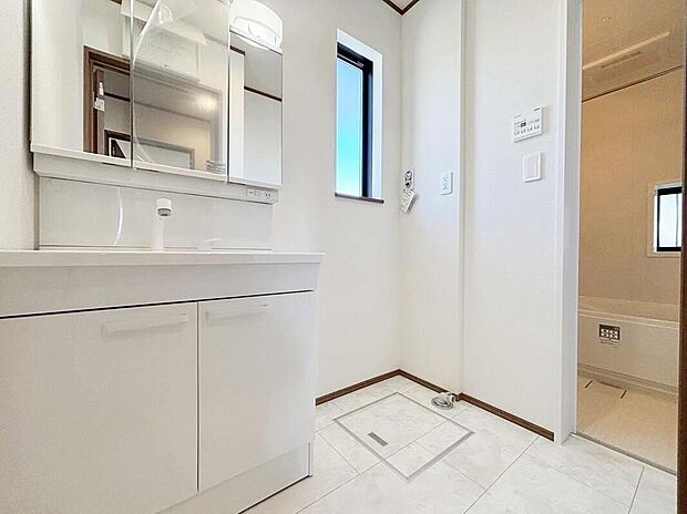 【☆Washstand☆】白を基調とした爽やかなサニタリースペース。収納たっぷりの三面鏡に陽の光差し込む明るい空間で、毎日の身支度も気持ち良くお使い頂けます。