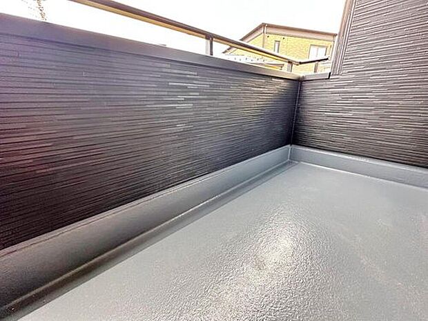 【【バルコニー】】バルコニーは南向きで陽当たり良好♪2階と3階にあるのでたくさんのお洗濯物も一気に干すことができます!