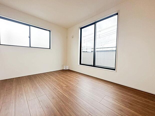 【☆Bedroom☆】2階の居室はすべて２面採光で、日当たり良好です☆バルコニーのある部屋は大きな窓から日差しを取り込み、お昼寝したくなる温かさ♪