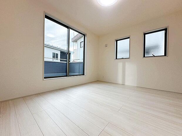 【リビング以外の居室】2階の居室はすべて２面採光で、日当たり良好です☆バルコニーのある部屋は大きな窓から日差しを取り込み、お昼寝したくなる温かさ♪
