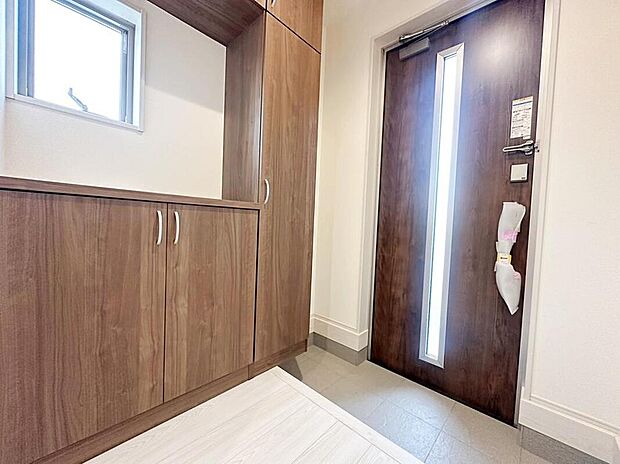 【玄関】玄関には大型のシューズボックスを標準採用。たくさんのお履き物もすっきりと収納が可能、玄関も広く見せることが出来るようになります♪