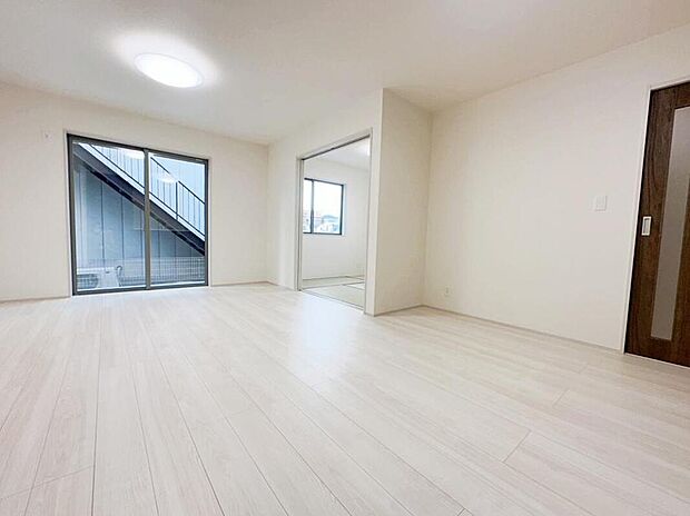 【リビング】フローリングは2つのガード機能で凹みや傷に強く、お手入れも簡単☆ワックスによる艶出しや保護も必要ない、お財布に優しい材質を選択しています♪