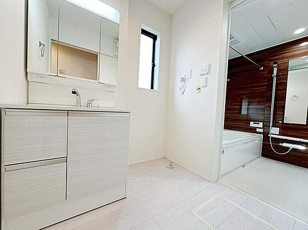 【☆Wash　Stand☆】洗面所にしっかりとしたゆとりを持たせることで、普段の生活のストレスにつながります。朝の準備に洗濯物の取り回し、浴室出入りや着替えなど、機能性が求められる場所です。