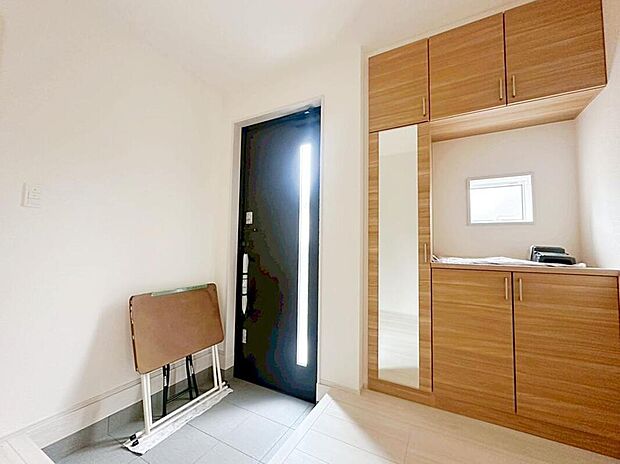 【玄関】こちらが玄関です。お客様の訪問時に建物の中で一番先に目に入る場所です。大型シューズボックスも備え付けてあり、ご家族皆様の靴もゆったり入ります。