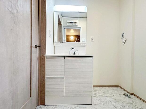 【洗面台・洗面所】白を基調とした爽やかなサニタリースペース。収納たっぷりの三面鏡に陽の光差し込む明るい空間で、毎日の身支度も気持ち良くお使い頂けます。