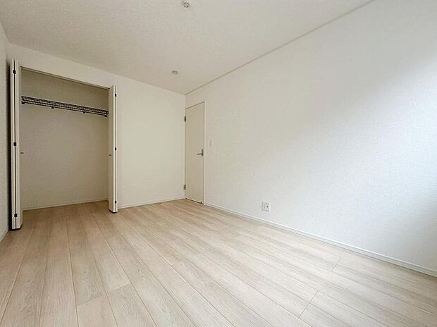 【収納】各居室に収納を完備しております収納が豊富な住宅は居室空間がしっかりと使えるので暮らしやすさが断然に上がります。荷物をを気にすることなく家具の配置をお好み通りにできるのも大きな魅力です。