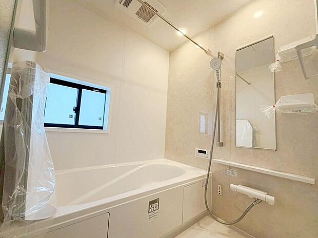 【浴室】窓付きのバスルーム。陽射し差し込む明るい環境は、日中の入浴も気持ち良くお使い頂けそうです。