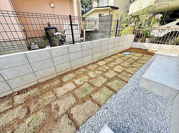 【庭】ゆったり広々としたお庭ではBBQやプールなど楽しいおうち時間を過ごせます！お友達も呼べますよ♪