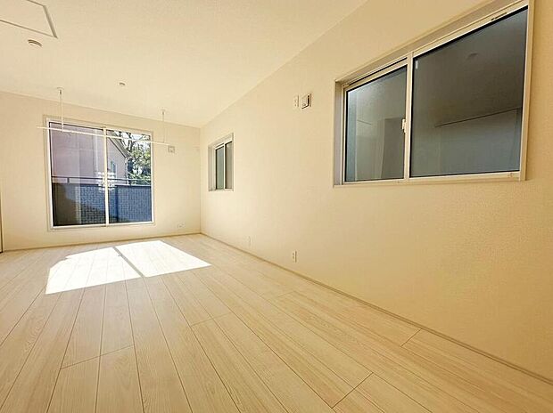 【リビング以外の居室】光を取り入れやすのはもちろんですが、建物全体の窓の数も増えておりますので、換気性能に優れた物件です。窓を開ければ家中を気持ちの良い風が通り抜けます。