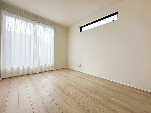 【リビング以外の居室】2面採光を確保した明るい室内は、風通しも良く、大変居心地の良い空間となっております。爽やかな風を感じて起きる朝は、快適生活の始まりに！