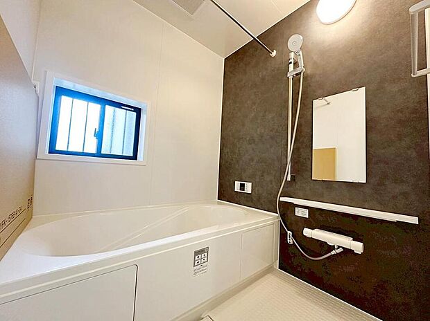 【浴室】窓付きのバスルーム。陽射し差し込む明るい環境は、日中の入浴も気持ち良くお使い頂けそうです。