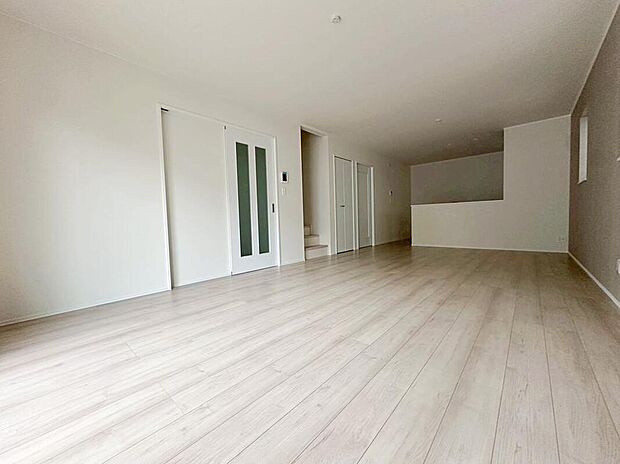 【リビング】キッチンからはリビングの全体が見渡せて、お料理しながら家族の様子が見渡せます♪カウンターは少し高くなってますので、手元が隠れて来客からは見えにくくなってます♪