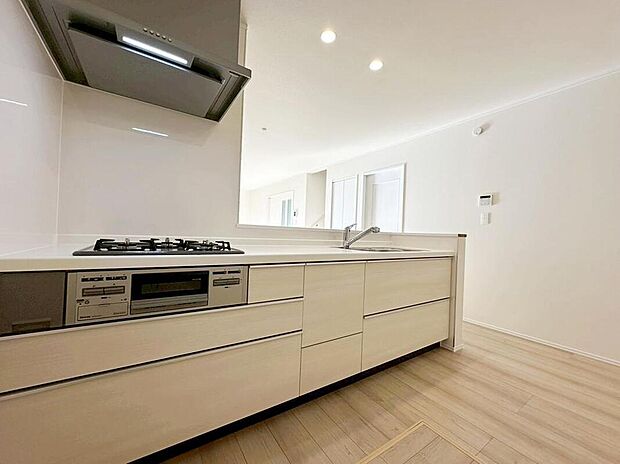 【キッチン】収納力豊富な爽やかなシステムキッチンを用意しております。床下収納もございますので、キッチンスペースをすっきりとお使い頂けます。