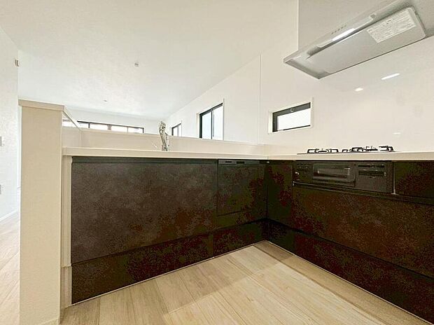 【キッチン】対面キッチンですので、お食事の準備をしながらご家族との会話を楽しめます。広くて明るいキッチンは大変使いやすくなっております。