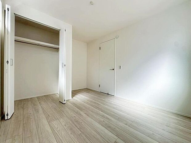 【収納】各居室にはしっかりとした収納完備。お洋服やその他の荷物もすっきりと収納できるようになっております。