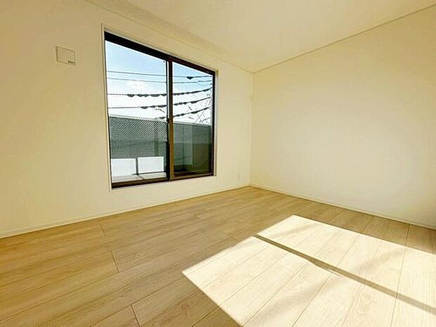 【リビング以外の居室】3階のお部屋です。光を取り入れやすのはもちろんですが、建物全体の窓の数も増えておりますので、換気性能に優れた物件です。窓を開ければ家中を気持ちの良い風が通り抜けます。

