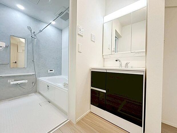 【洗面台・洗面所】白を基調とした爽やかなサニタリースペース。収納たっぷりの三面鏡に陽の光差し込む明るい空間で、毎日の身支度も気持ち良くお使い頂けます。

