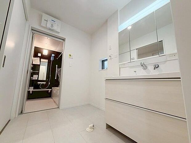 【洗面台・洗面所】白を基調とした高級感のあるサニタリースペース。収納たっぷりの三面鏡に陽の光差し込む明るい空間で、毎日の身支度も気持ち良くお使い頂けます。

