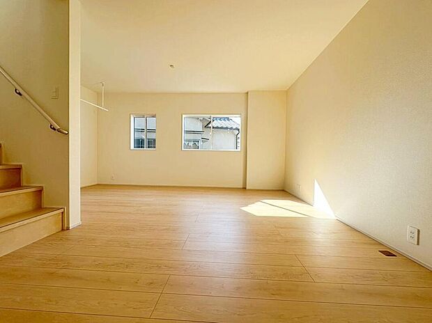 【☆Living　Room☆】お陽さまの光をさわやかな風をたっぷりとりこめます。室内はいつも明るい印象なので気持ちの良い朝を迎えられます。毎日の生活も明るくなりそう。