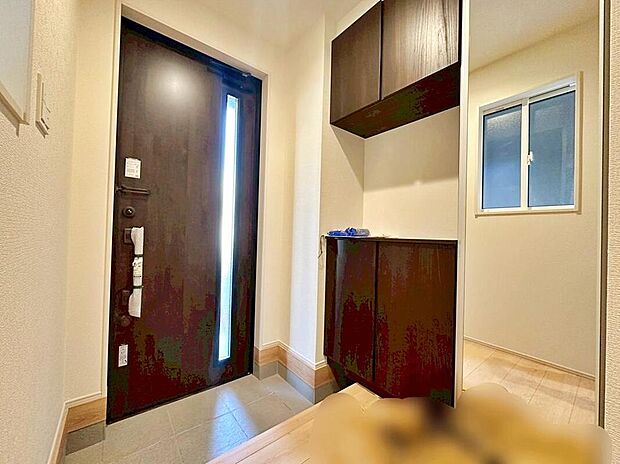 【☆Entrance☆】こちらが玄関です。お客様の訪問時に建物の中で一番先に目に入る場所です。大型シューズボックスも備え付けてあり、ご家族皆様の靴もゆったり入ります。
