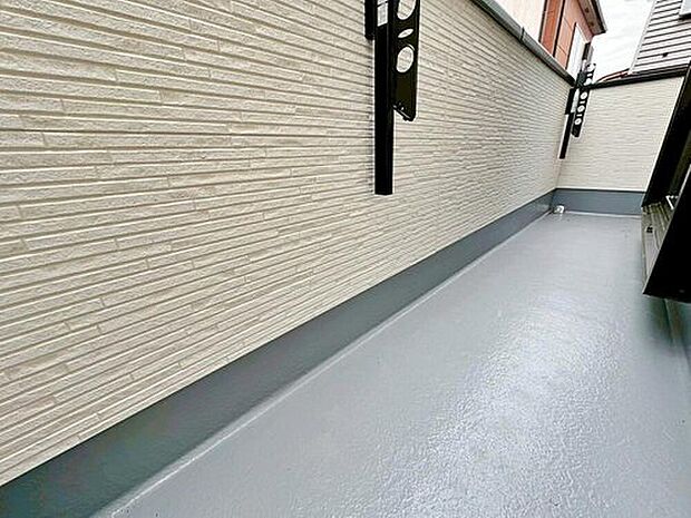 【 バルコニー】南に面したバルコニーは陽当たり良好♪目の前を遮る建物もないので解放感がございます。ワイドタイプなのでたくさんのお洗濯物も一気に干すことができますよ！