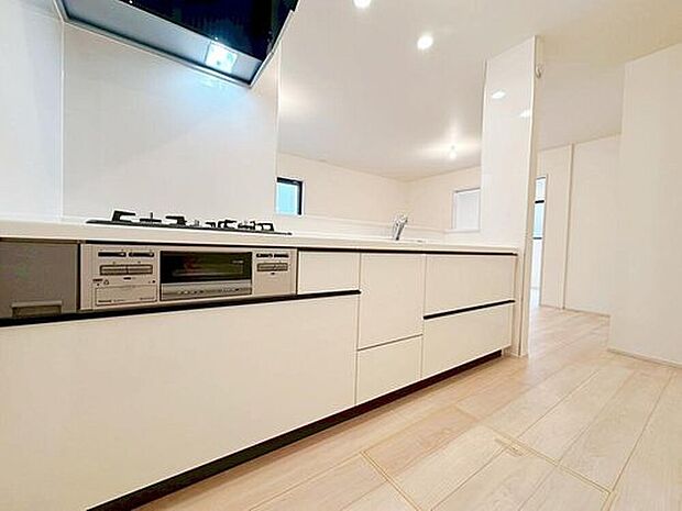【キッチン】収納力豊富な爽やかなシステムキッチンを用意しております。床下収納もございますので、キッチンスペースをすっきりとお使い頂けます。