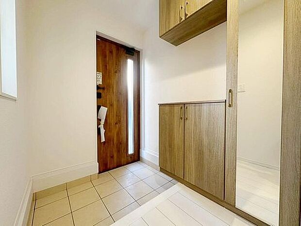 【玄関】玄関に備え付けのシューズボックス。中は可動棚で大容量の収納力です。ご家族の履物もすっきり収納できます♪片付けが楽になる豊富な収納は、日々のストレス軽減にもつながります。