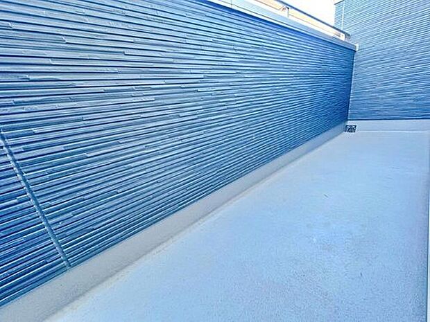 【バルコニー】南に面したバルコニーは陽当たり、解放感共に良好です♪たくさんの洗濯物も一気に干せるワイドタイプも嬉しいですね！

