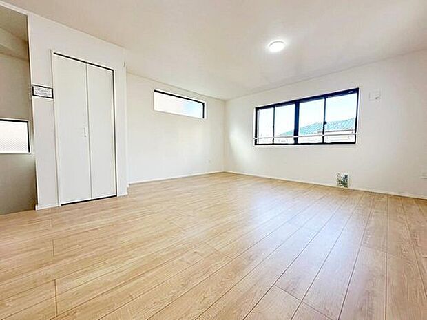 【リビング】広くて明るいＬＤＫ♪心地の良い光が全体を包みます！ また、くつろげるリビングが広く確保されているため、ご家族皆様の笑顔が溢れます。