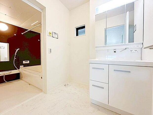 【洗面台・洗面所】白を基調とした高級感のあるサニタリースペース。収納たっぷりの三面鏡に陽の光差し込む明るい空間で、毎日の身支度も気持ち良くお使い頂けます。