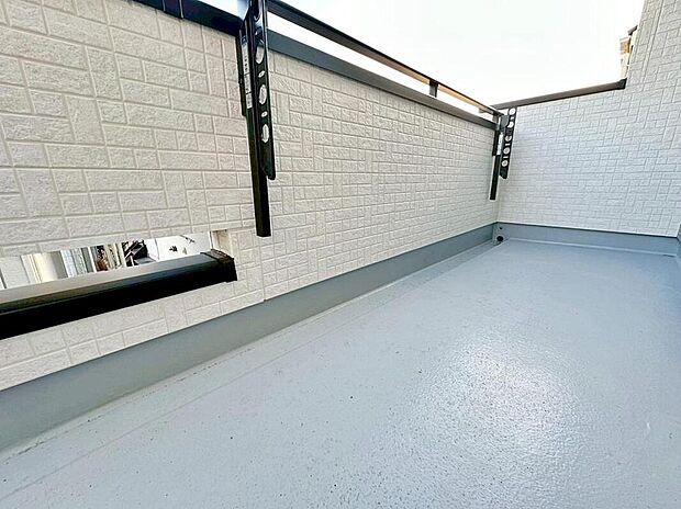 【☆Balcony☆】ロング＆ワイドバルコニーはスペースを十分に確保してますので、たくさんのお洗濯物はもちろん、ご家族のお布団もまとめて干せます♪南向きで日当たり◎