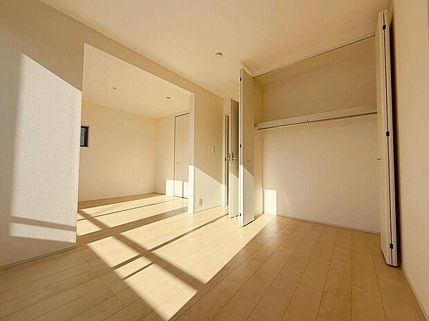 【収納】季節を問わずたっぷり収納ができるクローゼットを各居室に完備！広い収納やママに嬉しい家事動線など工夫がたくさん！