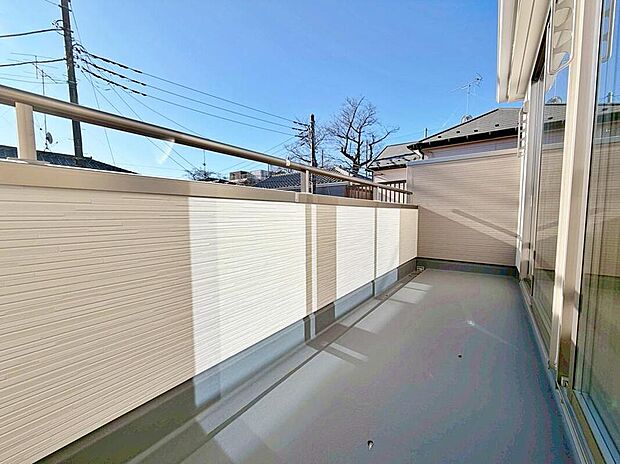 【バルコニー】バルコニーは南向きで陽当たり良好♪ワイドタイプなのでたくさんのお洗濯物も一気に干すことができます！
