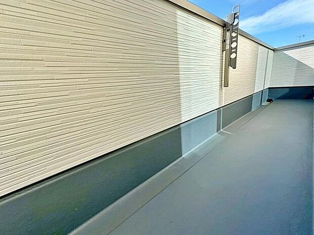 【バルコニー】南に面したバルコニーは陽当たり良好♪目の前を遮る建物もないので解放感がございます。ワイドタイプなのでたくさんのお洗濯物も一気に干すことができますよ！

