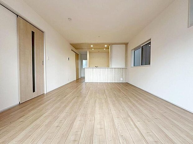 【リビング】会話はずむ対面キッチン！ダイニングスペースを広めに設けたので5脚や6脚のダイニングテーブルも置けそうです！