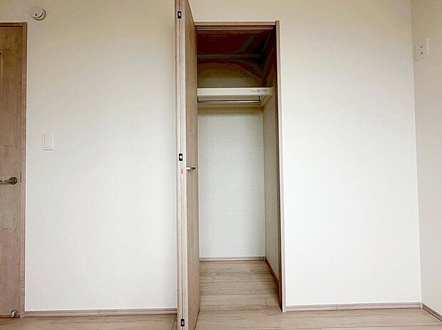 【収納】全居室に収納を完備しておりますので、居室の全空間を有効活用出来ます。自分好みのお部屋で、ゆったりお寛ぎ頂けます。