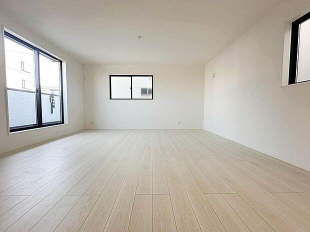 【☆Living Room☆】広くて明るいLDK♪心地の良い光が全体を包みます! また、くつろげるリビングが広く確保されているため、ご家族皆様の笑顔が溢れます。