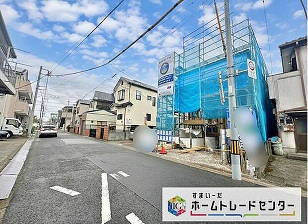 【前面道路含む現地写真】今から見たい！大歓迎です♪ お気軽にホームトレードセンターまでお問い合わせください。 閑静な街並みの分譲地を是非現地にてご覧ください。 近隣の物件も併せてご紹介することも可能です。

