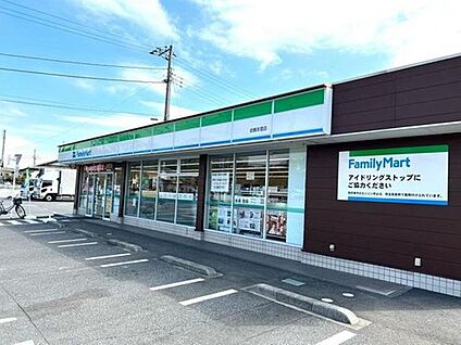 ファミリーマート岩槻本宿店 650m (徒歩9分)