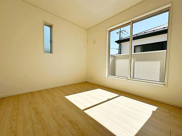 【リビング以外の居室】2階のお部屋です。光を取り入れやすのはもちろんですが、建物全体の窓の数も増えておりますので、換気性能に優れた物件です。窓を開ければ家中を気持ちの良い風が通り抜けます。