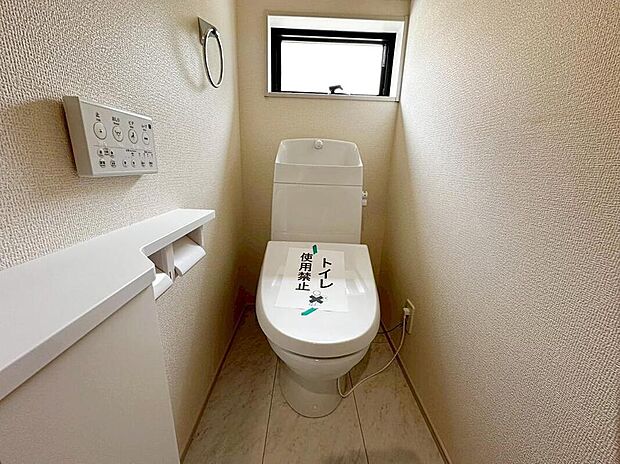 【トイレ】お手洗いは洗浄機能が標準装備の嬉しい仕様。ちょっとした収納もあるので清掃道具や予備のロールもしまっておけます。新鮮な空気を取り入れられる窓もあり換気もできますよ♪
