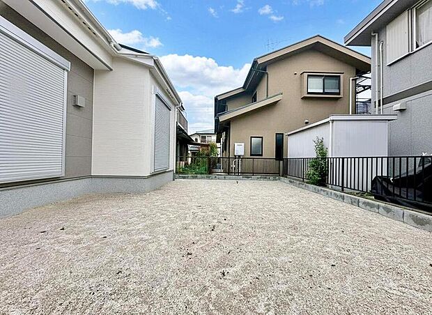 【庭】住みながらお庭を持つ。そんな贅沢が実現する戸建。日当たりも良く、家庭菜園や植栽を育てるのに適したお庭はこれからの生活に緑という癒しを与えてくれます。
