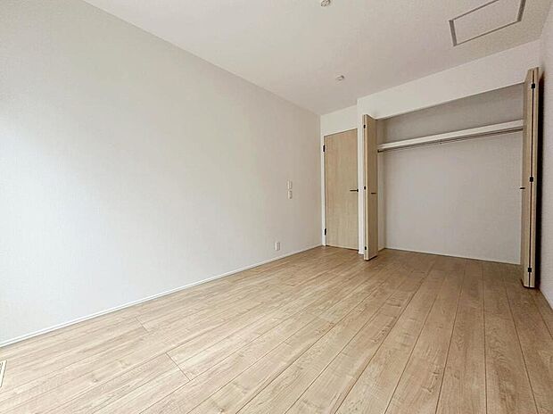 【収納】各居室に収納を完備しております収納が豊富な住宅は居室空間がしっかりと使えるので暮らしやすさが断然に上がります。荷物をを気にすることなく家具の配置をお好み通りにできるのも大きな魅力です。