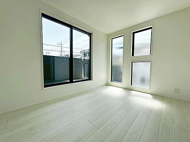 【☆Bedroom☆】2面採光です。光を取り入れやすのはもちろんですが、建物全体の窓の数も増えておりますので、換気性能に優れた物件です。窓を開ければ家中を気持ちの良い風が通り抜けます。