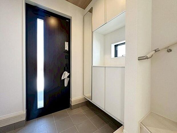 【玄関】玄関に備え付けのシューズボックス。中は稼働棚で大容量の収納力です。ご家族の履物もすっきり収納できます♪片付けが楽になる豊富な収納は、日々のストレス軽減にもつながります。

